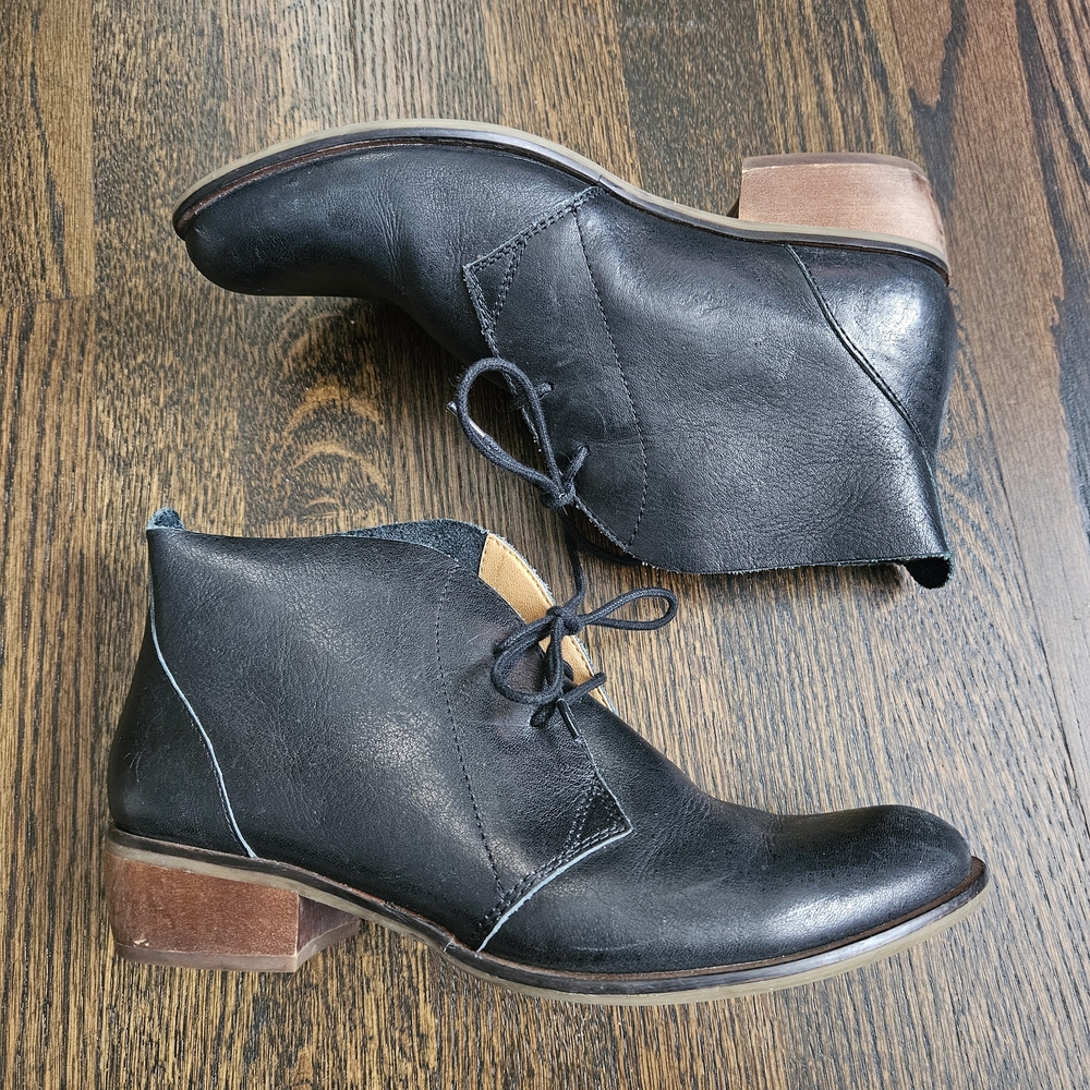 Latigo Black and Tan Leather Footwear